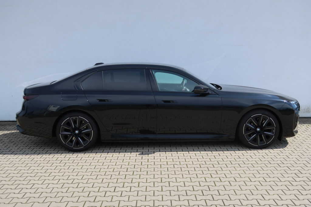 BMW M760e xDrive Sedan