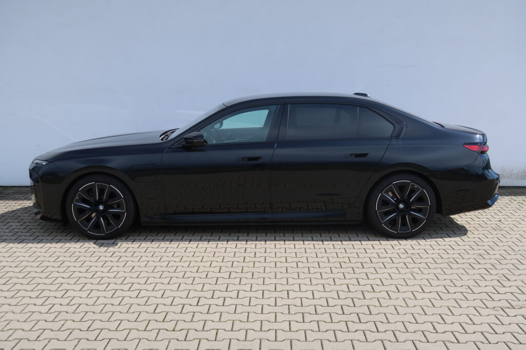 BMW M760e xDrive Sedan