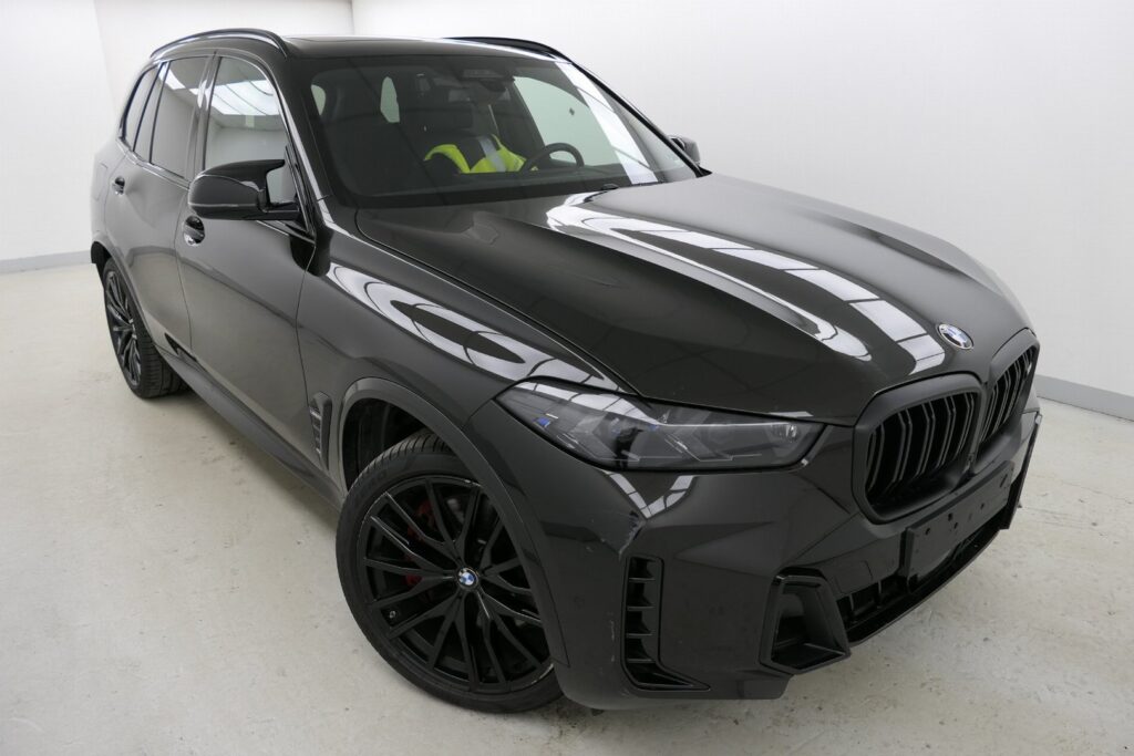 BMW X5 M60i