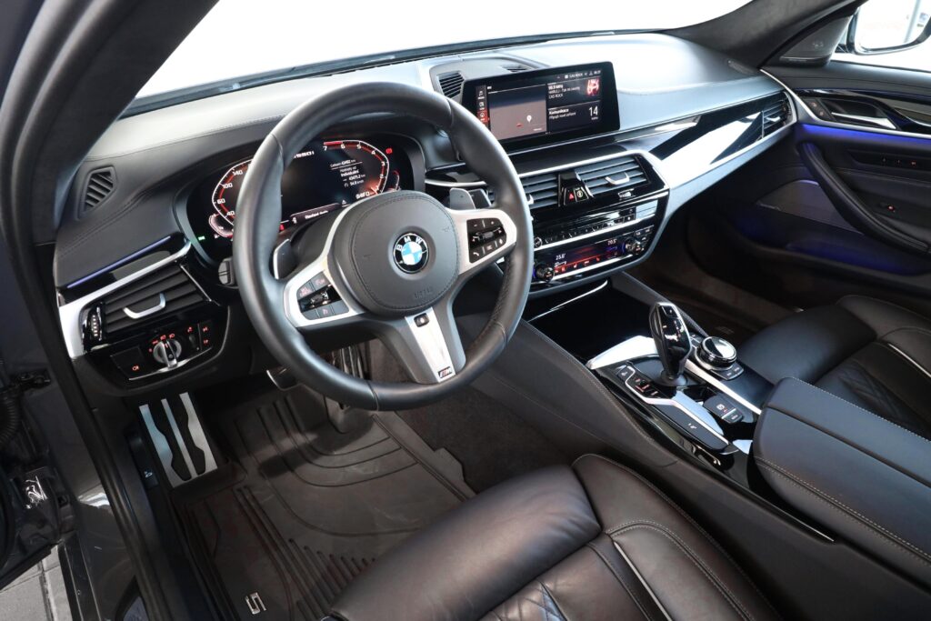 BMW M550i xDrive Sedan