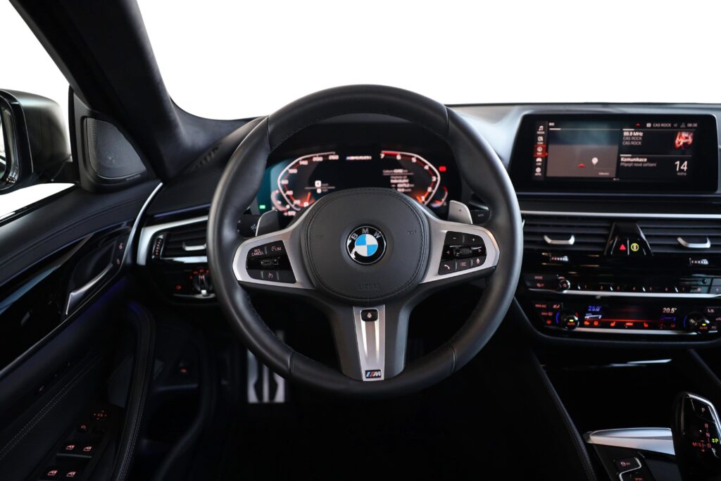 BMW M550i xDrive Sedan