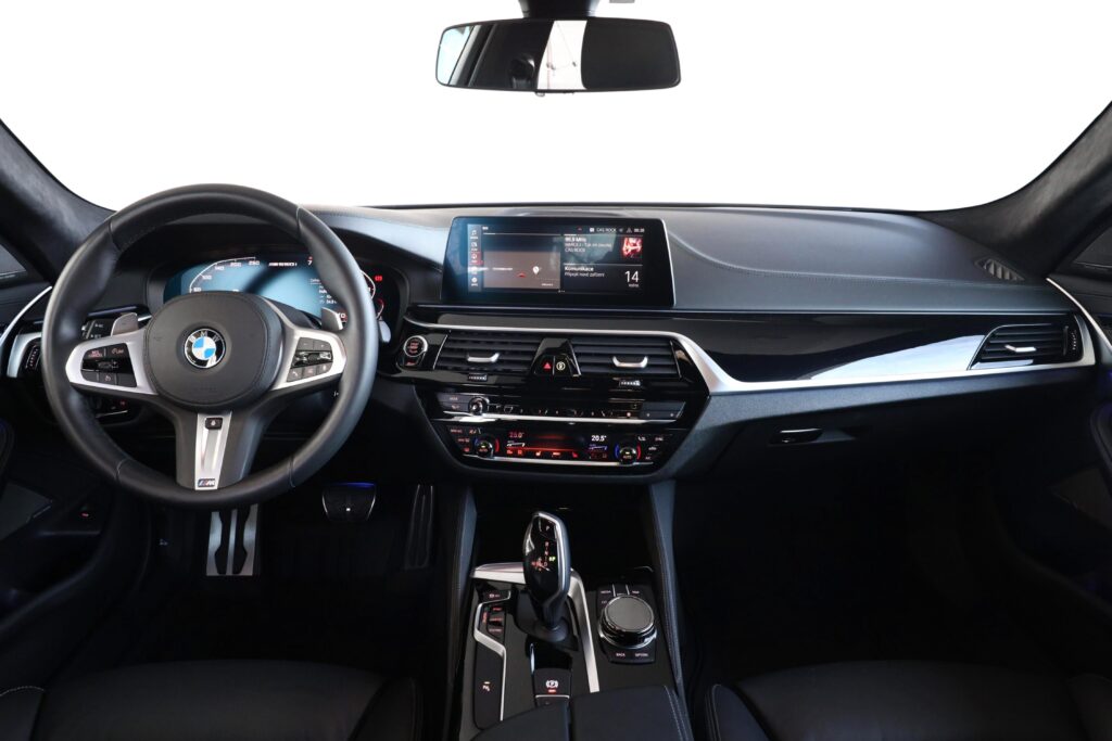 BMW M550i xDrive Sedan